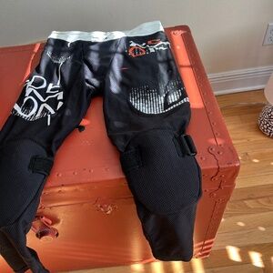 Demon United leg protection for snowboarding or skiing